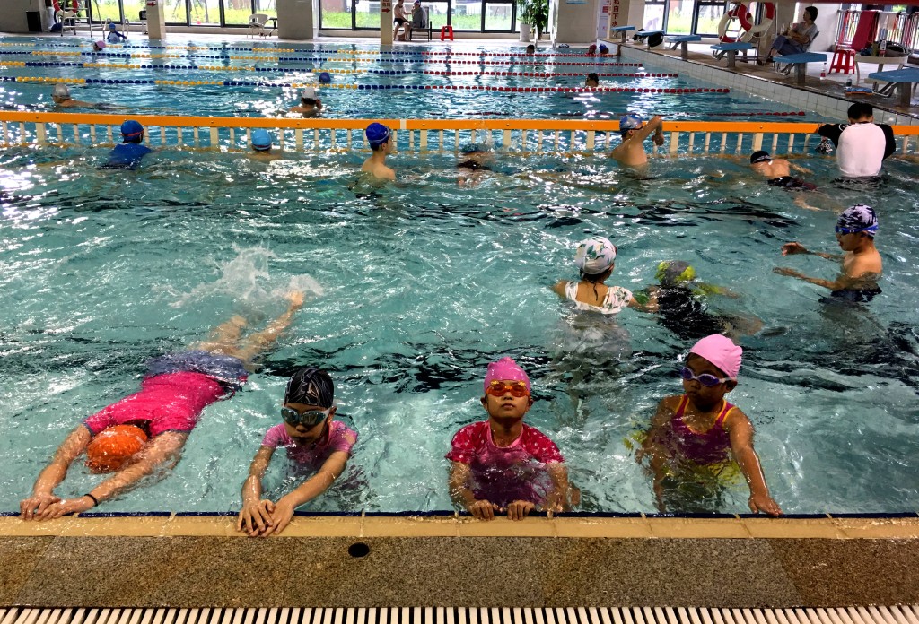 學童宜及早習泳，提升個人求生技能。資料圖片