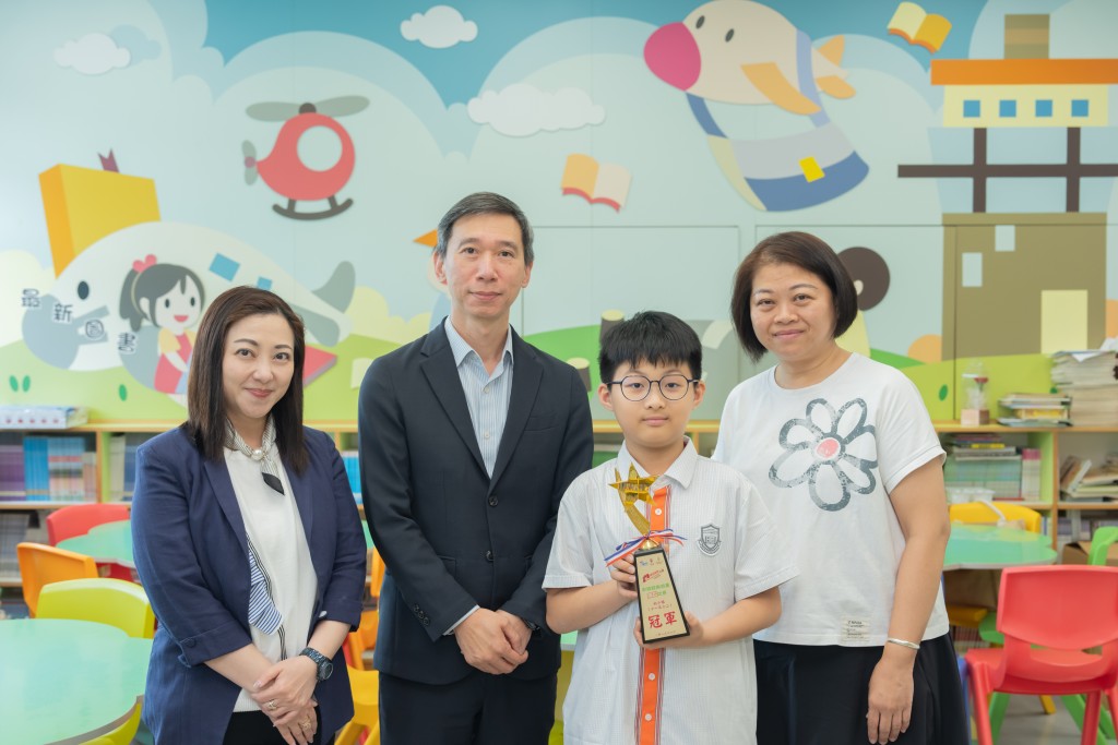 (左起)荃灣公立何傳耀紀念小學課程主任簡惠玲主任、教務副校長利國良副校長、潘德承同學及普通話科統籌老 師吳家華老師 (圖片來源:《親子王》) (左起)荃灣公立何傳耀紀念小學課程主任簡惠玲主任、教務副校長利國良副校長、潘德承同學及普通話科統籌老 師吳家華老師 (圖片來源:《親子王》)