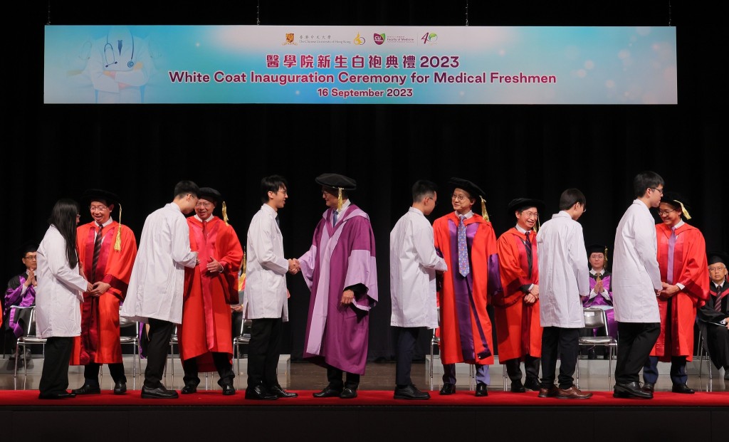 中大医学院举行第10届新生白袍典礼。 中大提供