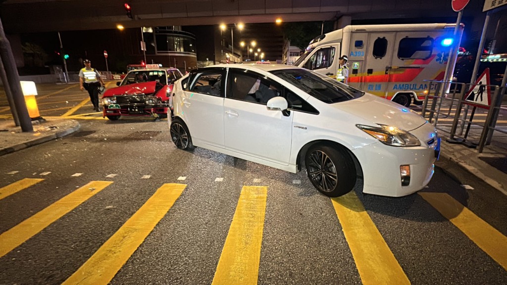 在葵益道交界十字路口，一辆的士与一辆白色私家车发生踫撞。
