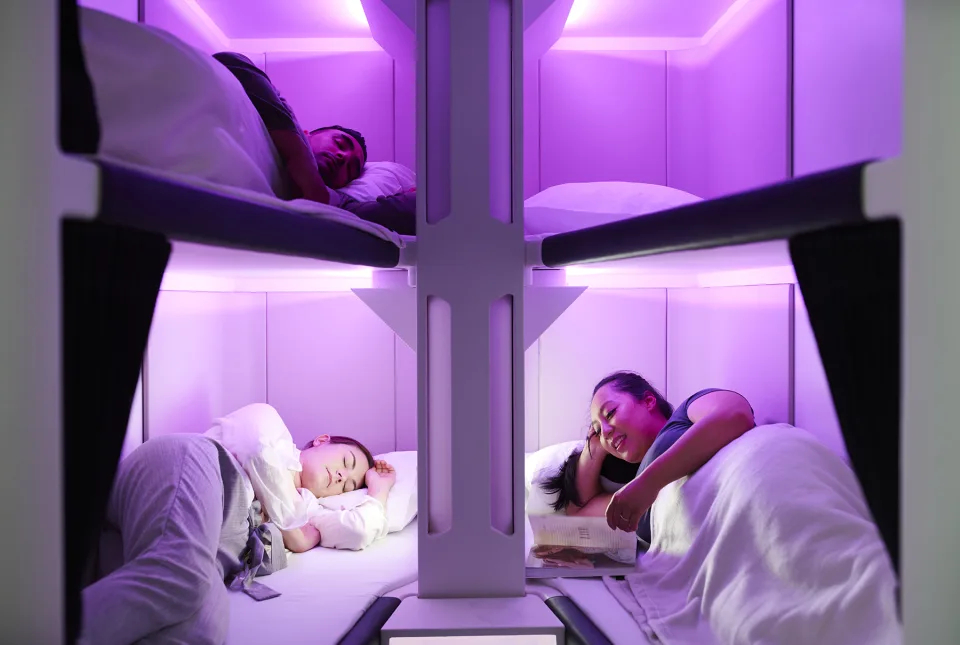 新西兰航空明年推新服务舒眠舱”（Skynest），即使经济舱乘客也可有机躺平休息。(新西兰航空)