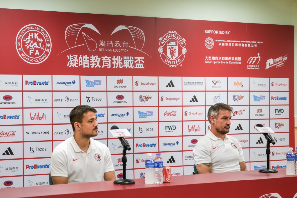 港隊教練韋斯活和守將杜度展望明晚對曼聯的友賽。何家豪攝 港隊教練韋斯活和守將杜度展望明晚對曼聯的友賽。何家豪攝