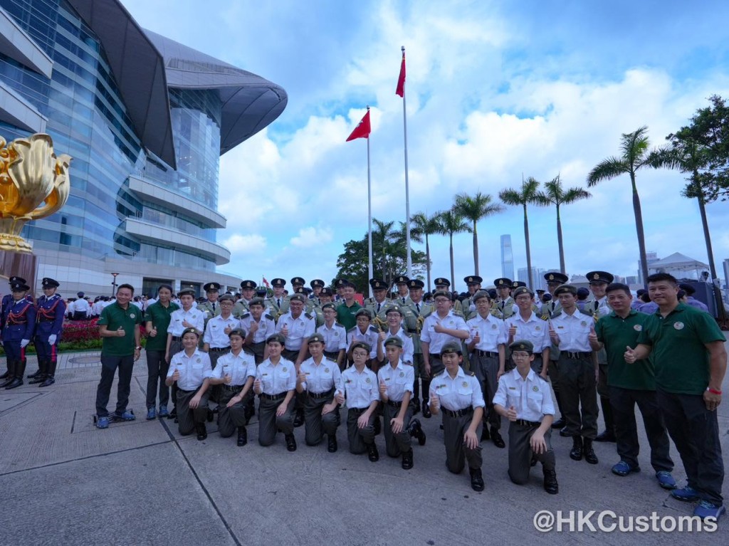 香港海关仪仗队及海关青年领袖团共同见证荣耀时刻。香港海关fb