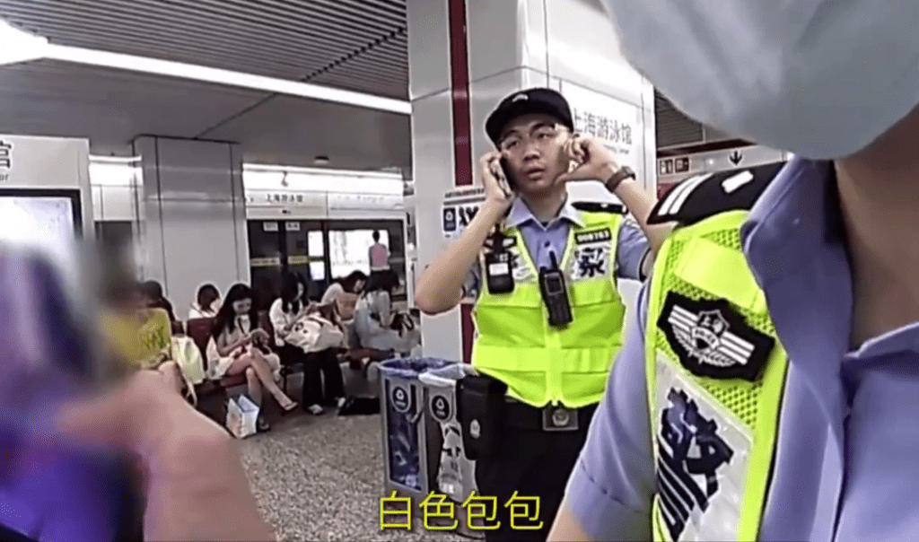 22岁女通缉犯跨省追星到上海睇时代少年团演唱会,地铁一出闸即被捕。图为警方在地铁站布防 22岁女通缉犯跨省追星到上海睇时代少年团演唱会,地铁一出闸即被捕。图为警方在地铁站布防