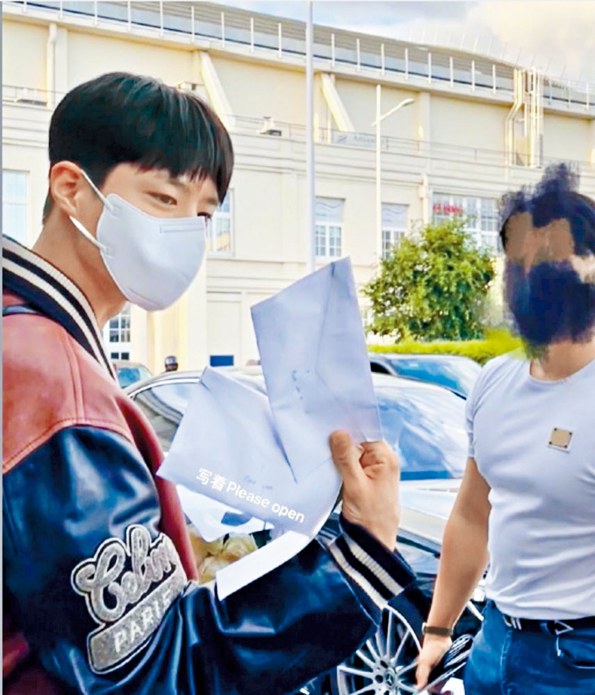 朴寶劍被Lisa粉絲誤當助理,十分搞笑。
