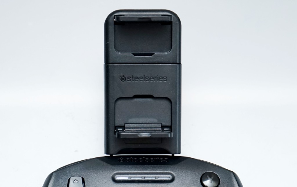 Stratus+附有可扣緊不同Android手機的可拆式支架。