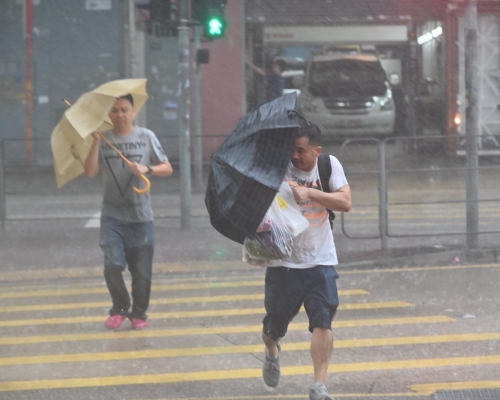 风暴下市面横风横雨。