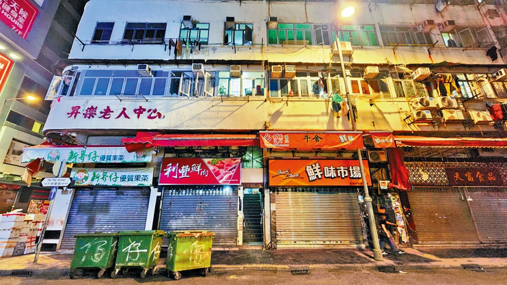 荃灣一幢唐樓的後樓梯,發現一具屍體。