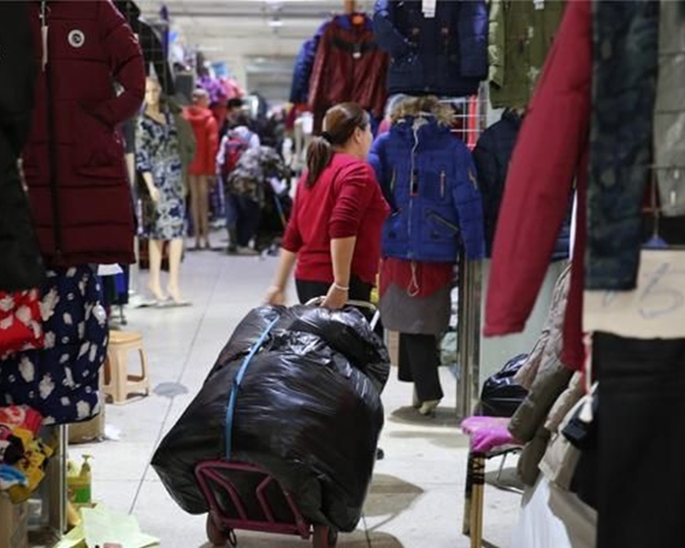 蒙古商人到中國內蒙古二連浩特市,大批購入衣物、水果蔬菜、建築建材等,運回國轉售圖利。網圖