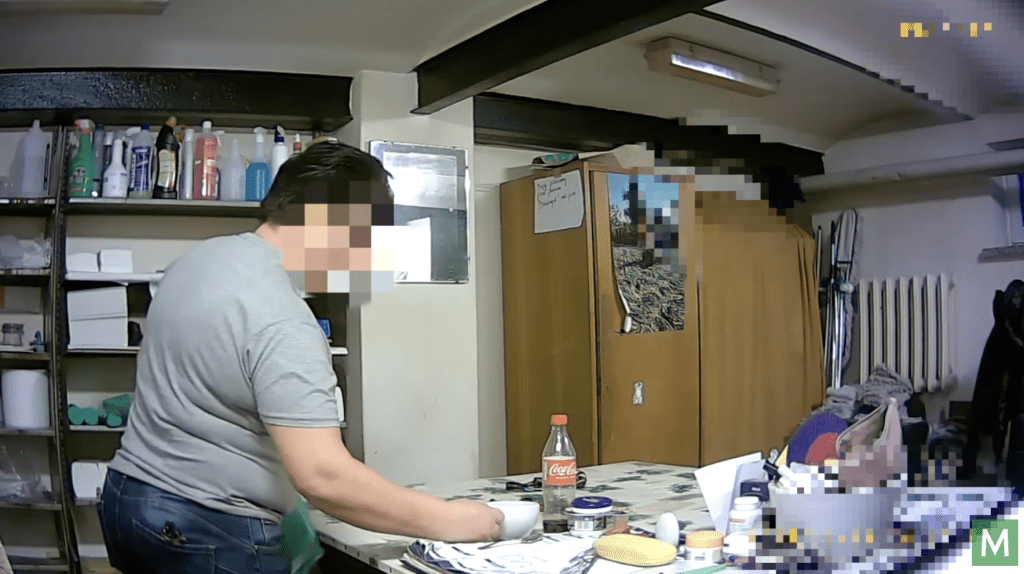 從呈堂影片可見，被告不止一次向同事的杯中噴灑化學清潔劑，過程表現冷靜，「投毒」後會小心攪拌飲料，更細心地用紙巾抹走茶匙上的指紋，試圖掩蓋犯罪痕跡。