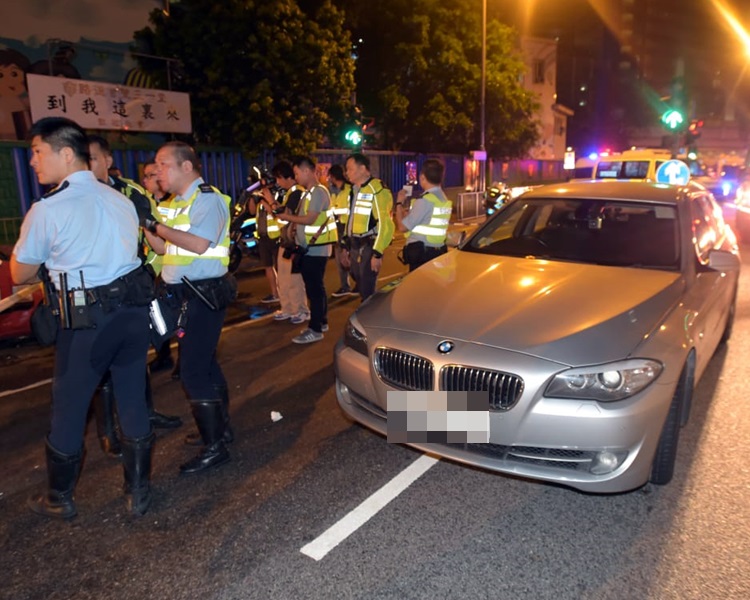 警方駕駛隱形戰車追截。