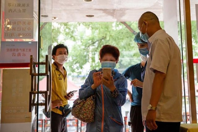 工作人員檢測食客體溫。網上圖片