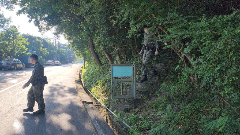 搜救人員在山坡位置發現一具遺體。黃文威攝