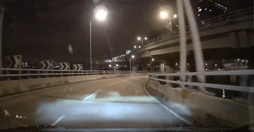 凌晨3时许，东区走廊往英皇道车辆不多。fb：车cam L（香港群组）