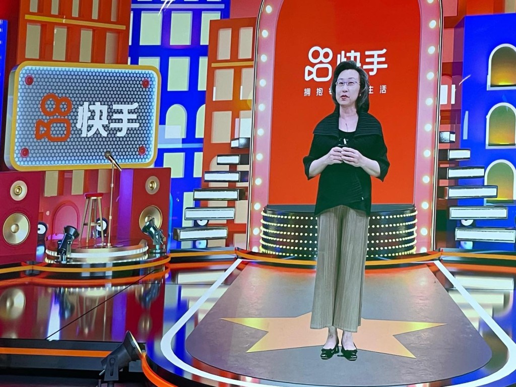 杨何蓓茵更亲身体验短视频主播的工作。