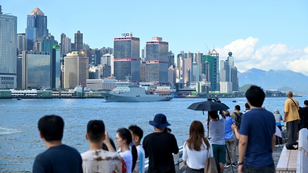 大批市民及遊客於尖東海旁觀看兩艘軍艦離港。劉駿軒攝