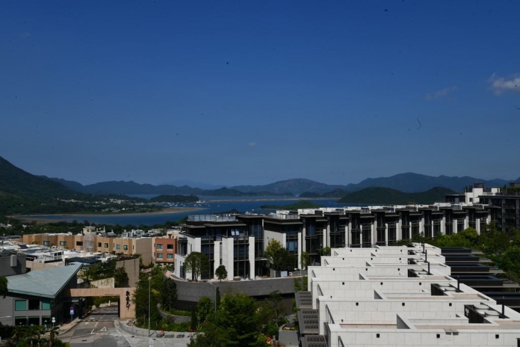 單位可望及八仙嶺翠綠山景，亦可眺望船灣淡水湖與吐露港海景。