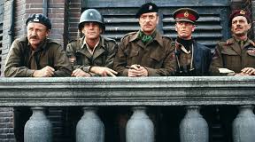 賴恩（左二）與真赫曼（左一）、米高堅（中）合演經典戰爭片《英雄塚》。
