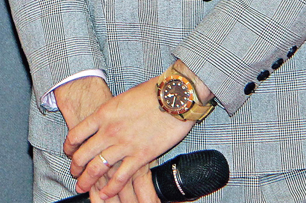 當日，黃嘉樂（右）戴住的Tudor Black BayBronze腕表，市價約三萬多元。