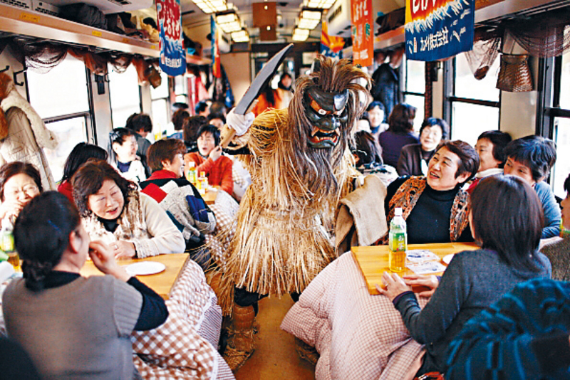 ●生鬼會在三陸鐵道的傳統被爐列車上現身為客人帶來驚喜。