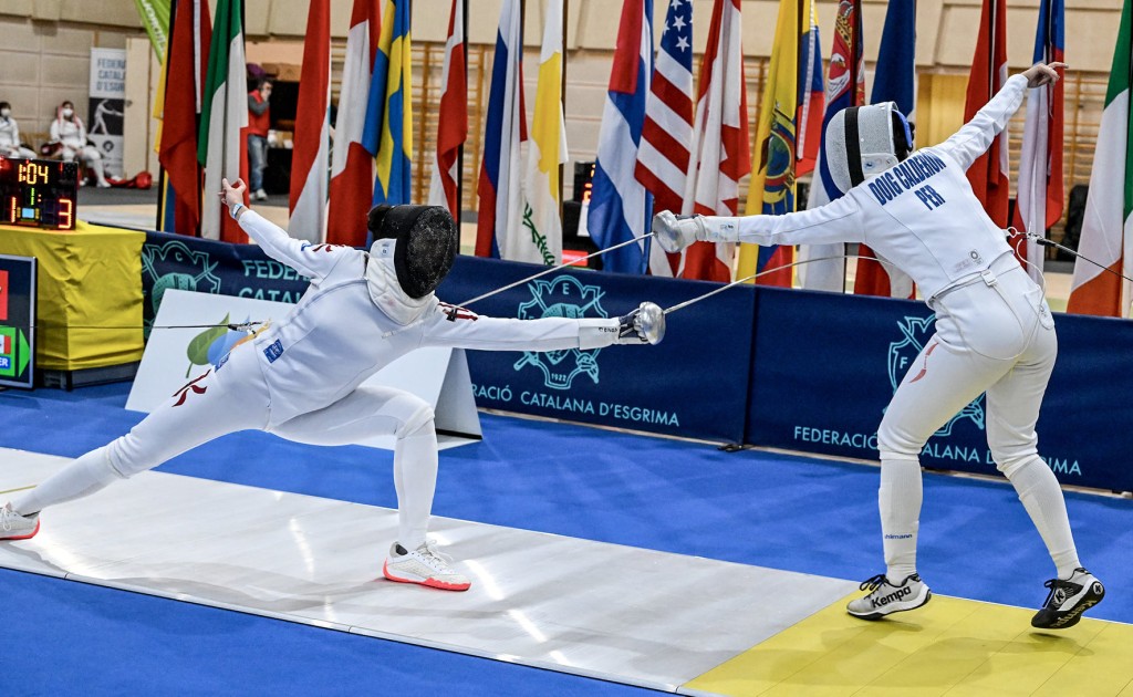 江旻憓(左)于正赛首圈出局。国际剑联Facebook图片