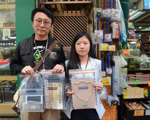 警方展示起回的失物,右為高級督察陳穎。 歐陽偉光攝