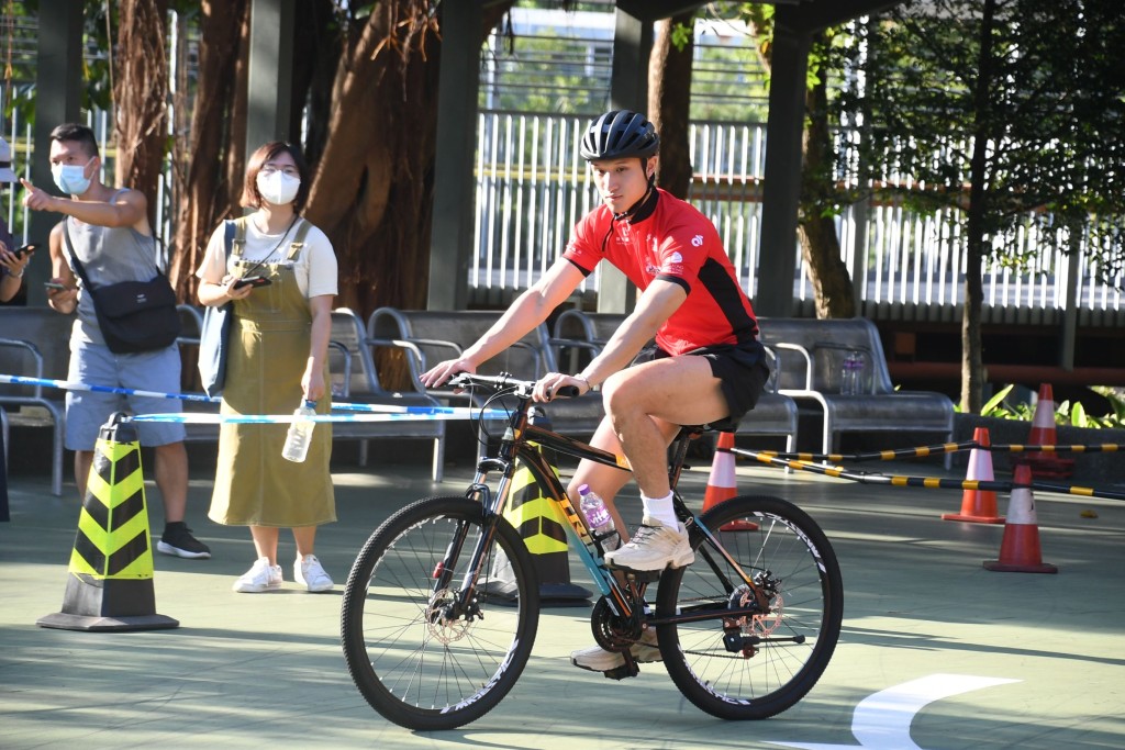 蔡俊彦表示单车比赛需要力量和技巧。 本报记者摄
