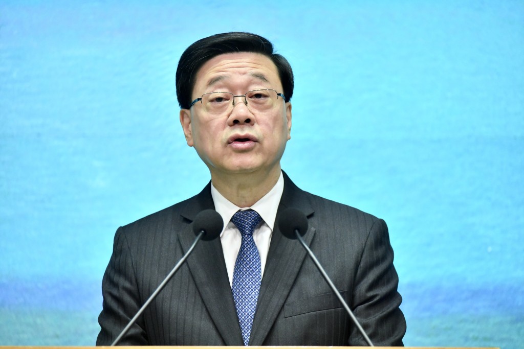 李家超出席行政會議前見傳媒。盧江球攝 李家超出席行政會議前見傳媒。盧江球攝