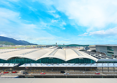 隨着機場三跑道落成,香港機場的客運及貨運能力進一步增強。 隨着機場三跑道落成,香港機場的客運及貨運能力進一步增強。