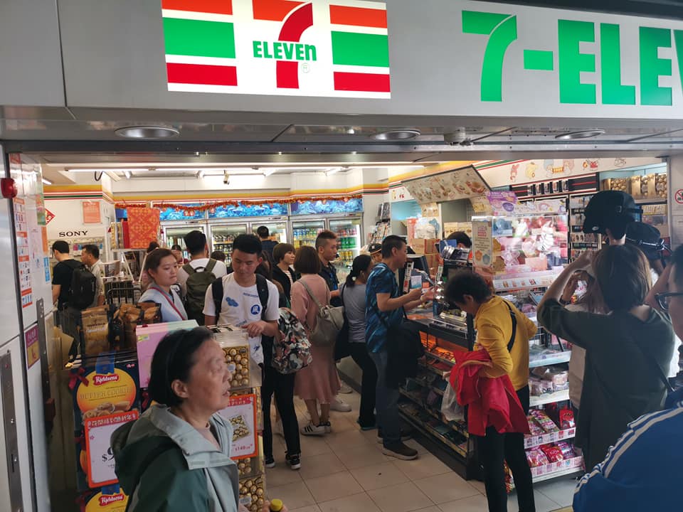 便利店也出現人龍。東涌居民關注組