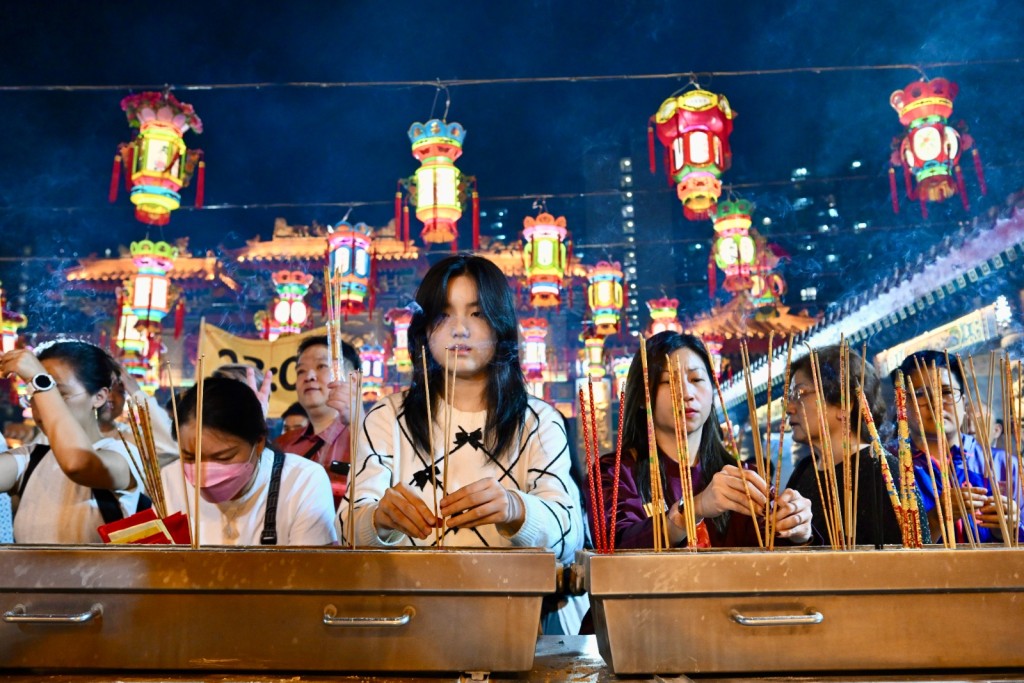 大批善信在黃大仙寶殿正前方的上香等候區。
