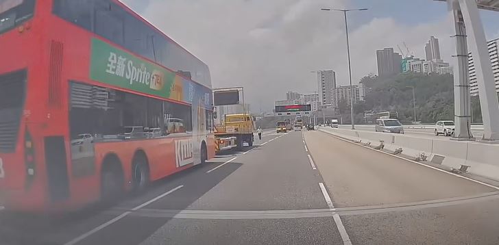 九巴前面有一部箭咀工程車。fb 車cam L（香港群組）  