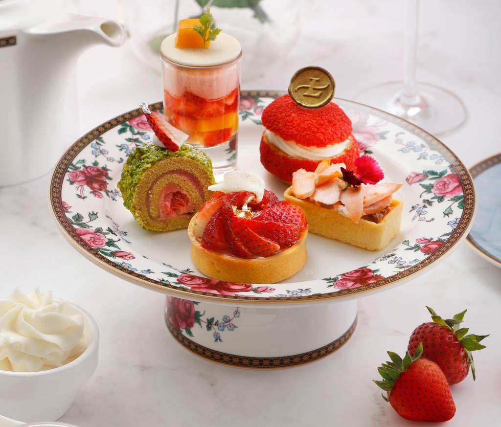 鲜红草莓甜点，外形精致吸睛。