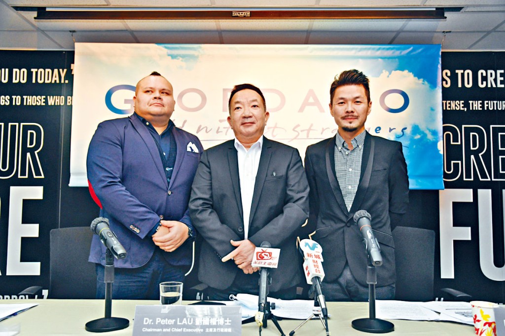 刘国权（中）表示，对佐丹奴下半年市道悲观，不排除继续于本港市场关店。