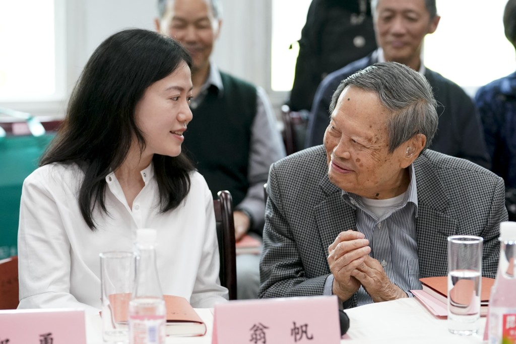 楊振寧與年紀相差54載的翁帆結婚,引起外界關注。中新社 楊振寧與年紀相差54載的翁帆結婚,引起外界關注。中新社