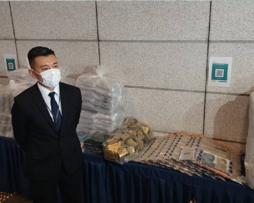行動中,警方撿獲的大麻花約值1500萬元。