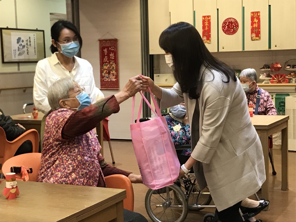 何超鳳即將卸任主席一職,日前她到長者日間中心探訪長者,送上禮品包,製作軟餐年糕、又與長者賀年飾物。