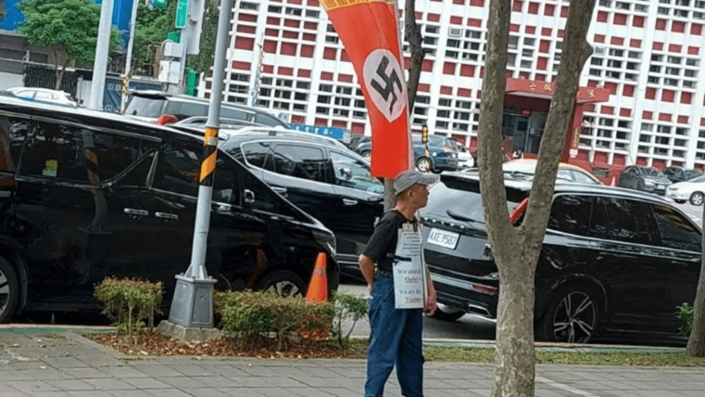 台灣有民眾手持納粹旗幟出現在台北歐洲學校門口。FB