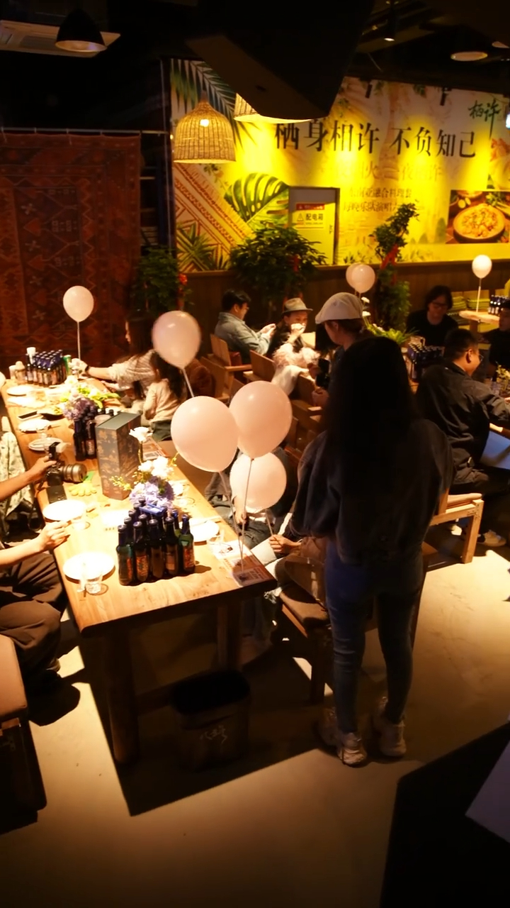 派對現場以氣球和鮮花悉心佈置,充滿浪漫氣氛。 派對現場以氣球和鮮花悉心佈置,充滿浪漫氣氛。