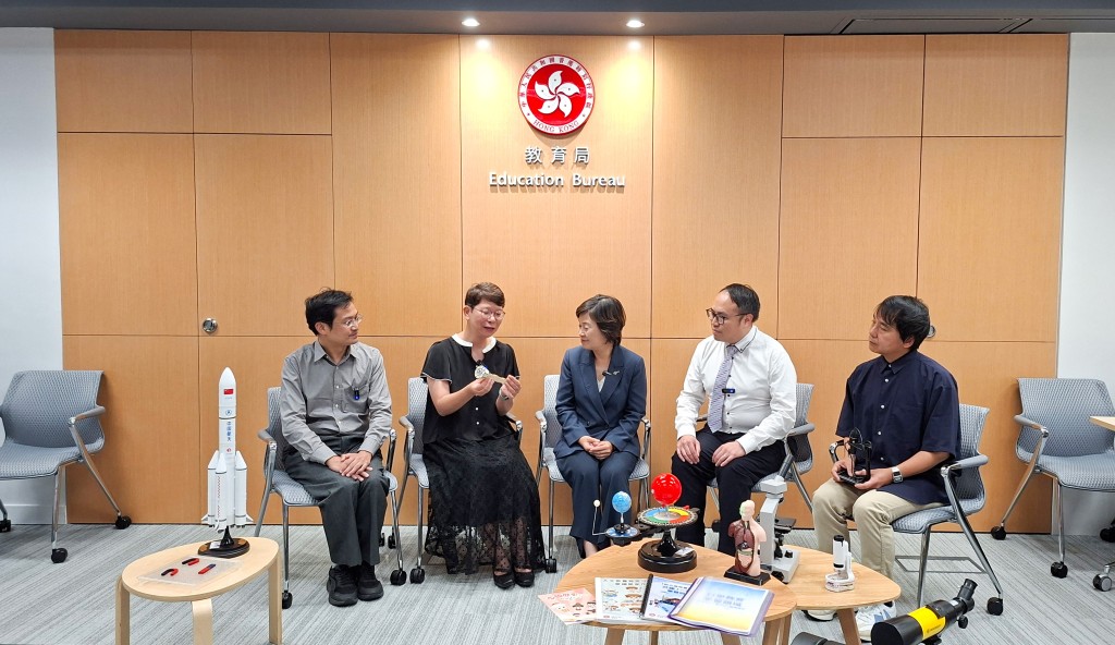 小學科學科和人文科課程將於2025/26學年於小一及小四開始推行，學校可在今學年試行新課程內容，當局亦在試行期間提供支援。。(圖片來源：政府新聞處)