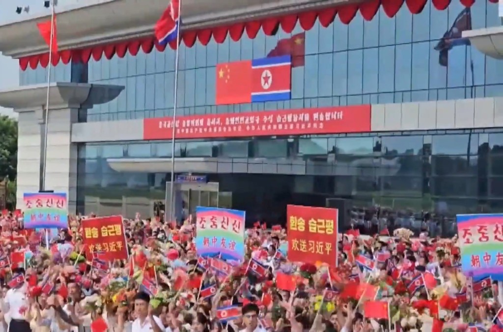 習近平離開平壤，金正恩夫婦前往機場送行。央視新聞截圖