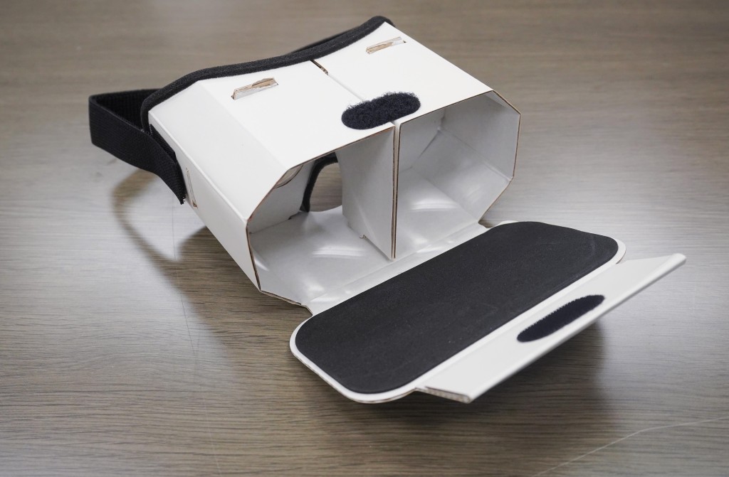 團隊拍下VR片段後,會配以卡紙製作成可放置手機的「VR眼鏡」,贈給紓緩科病人回味昔日點滴。 團隊拍下VR片段後,會配以卡紙製作成可放置手機的「VR眼鏡」,贈給紓緩科病人回味昔日點滴。