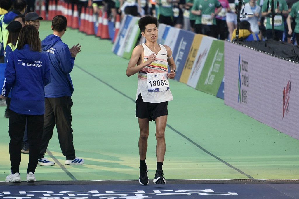 黃尹雋奪得全馬男子本地冠軍（2小時26分47秒）。