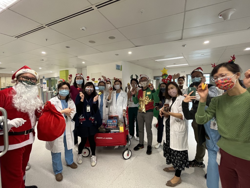 香港儿童医院的医护人员在圣诞日走访各病房，献唱圣诞歌和送上节日祝福。(政府新闻网图片)