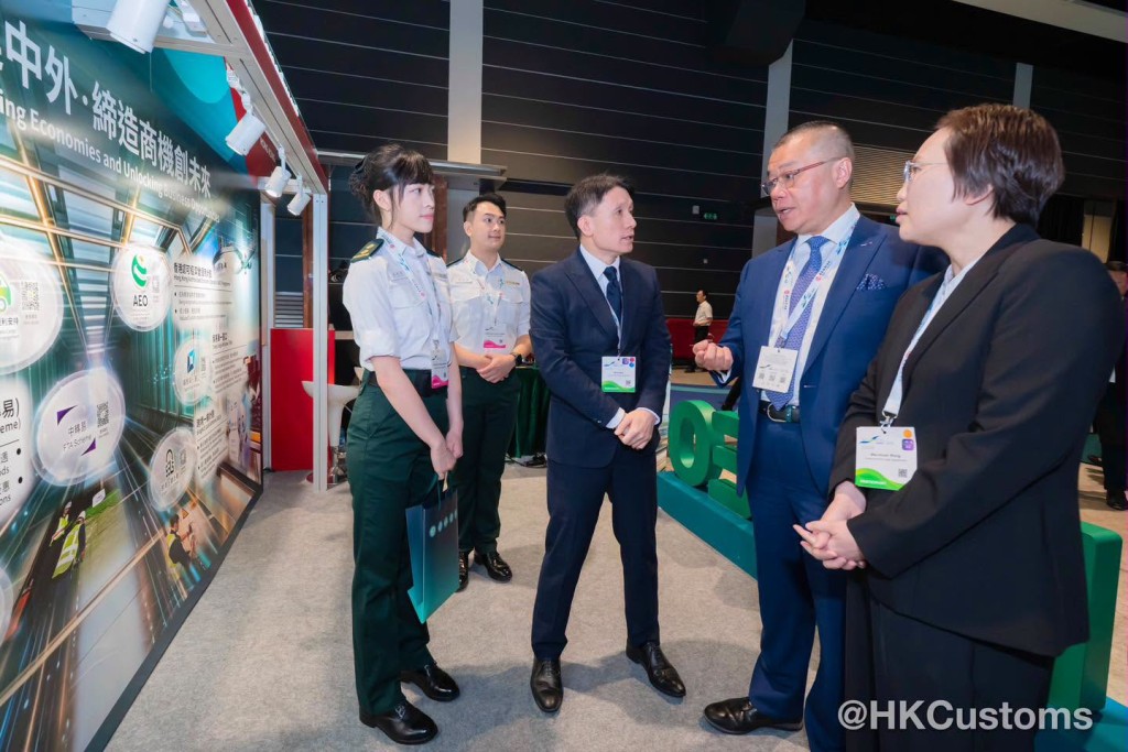 海關以「無縫通關連中外・締造商機創未來」為主題設置展覽攤位。 海關以「無縫通關連中外・締造商機創未來」為主題設置展覽攤位。
