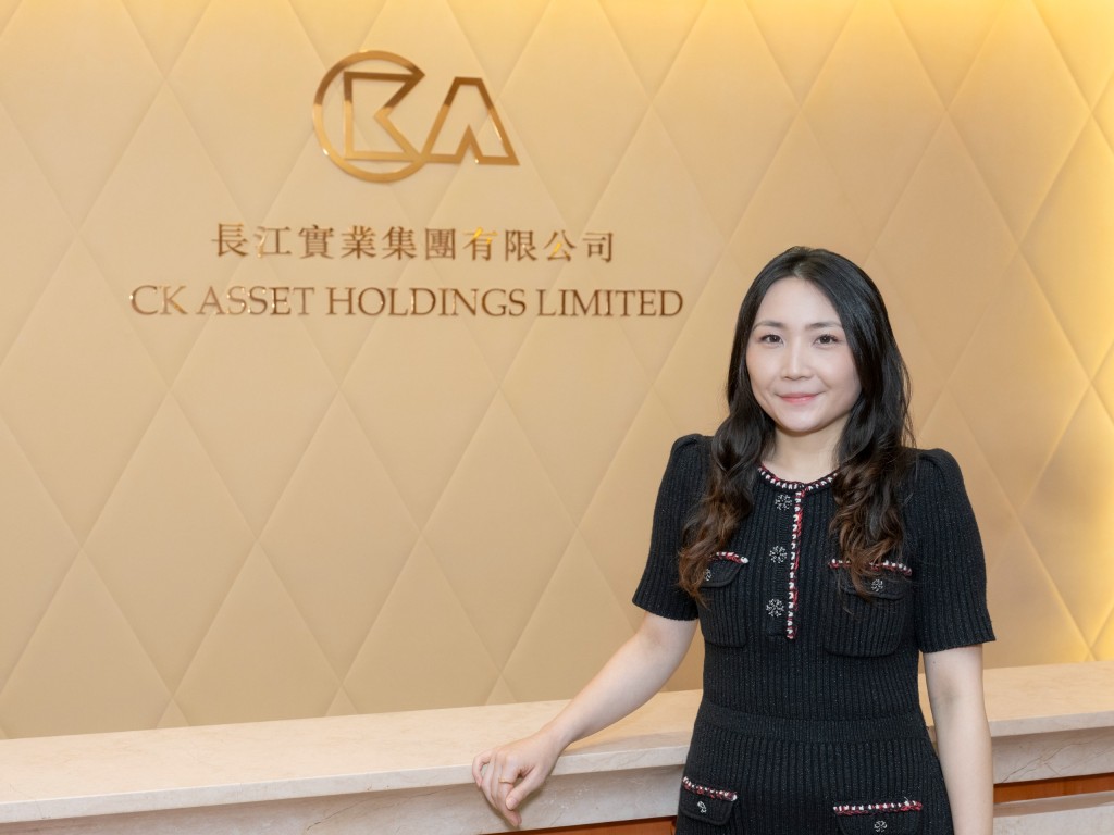 长实营业经理陈咏慈表示,「应天」成功地吸引不少一直正在寻觅超级豪邸买家的关注。 长实营业经理陈咏慈表示,「应天」成功地吸引不少一直正在寻觅超级豪邸买家的关注。