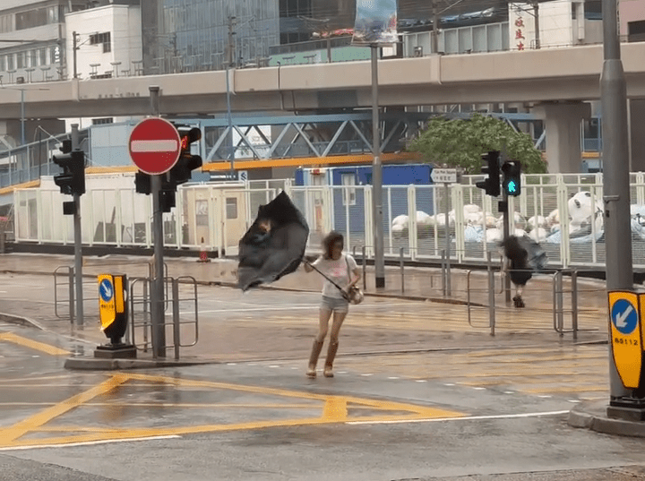雨傘被強風扯翻 雨傘被強風扯翻
