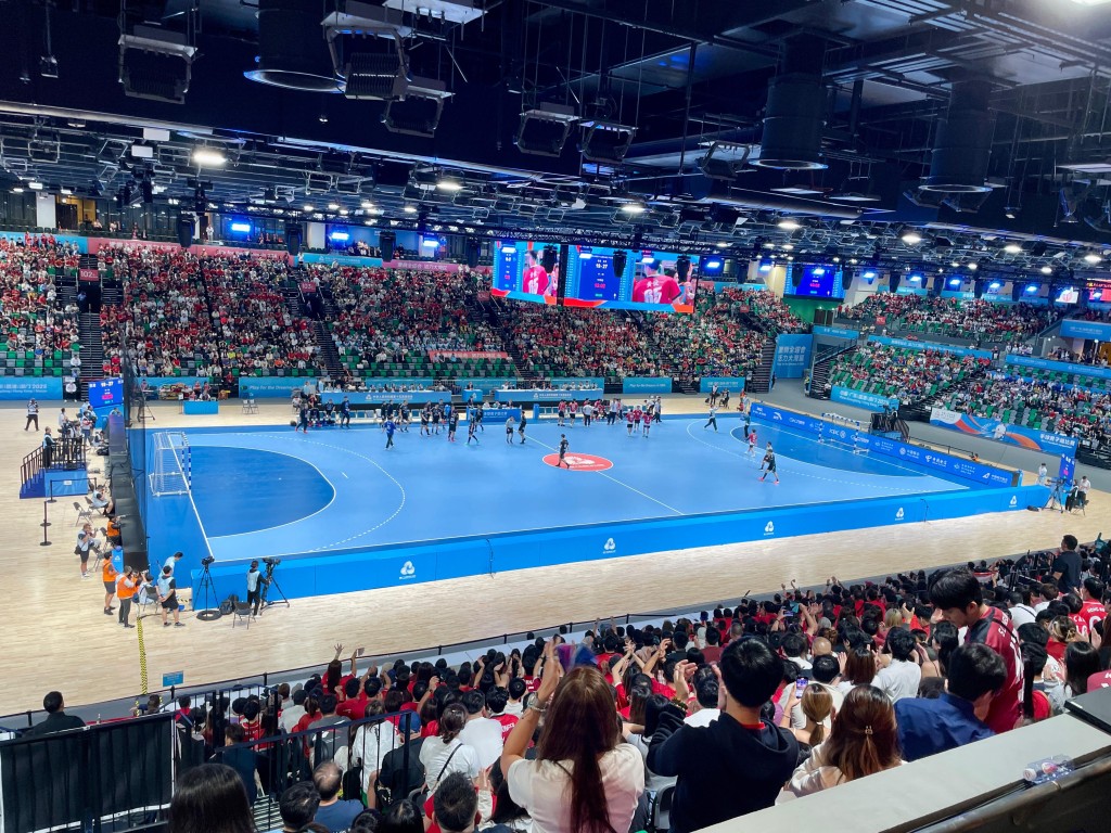 手球賽可供售票6千張,今日共售出5710張,場內氣氛熾熱。徐嘉華攝 手球賽可供售票6千張,今日共售出5710張,場內氣氛熾熱。徐嘉華攝
