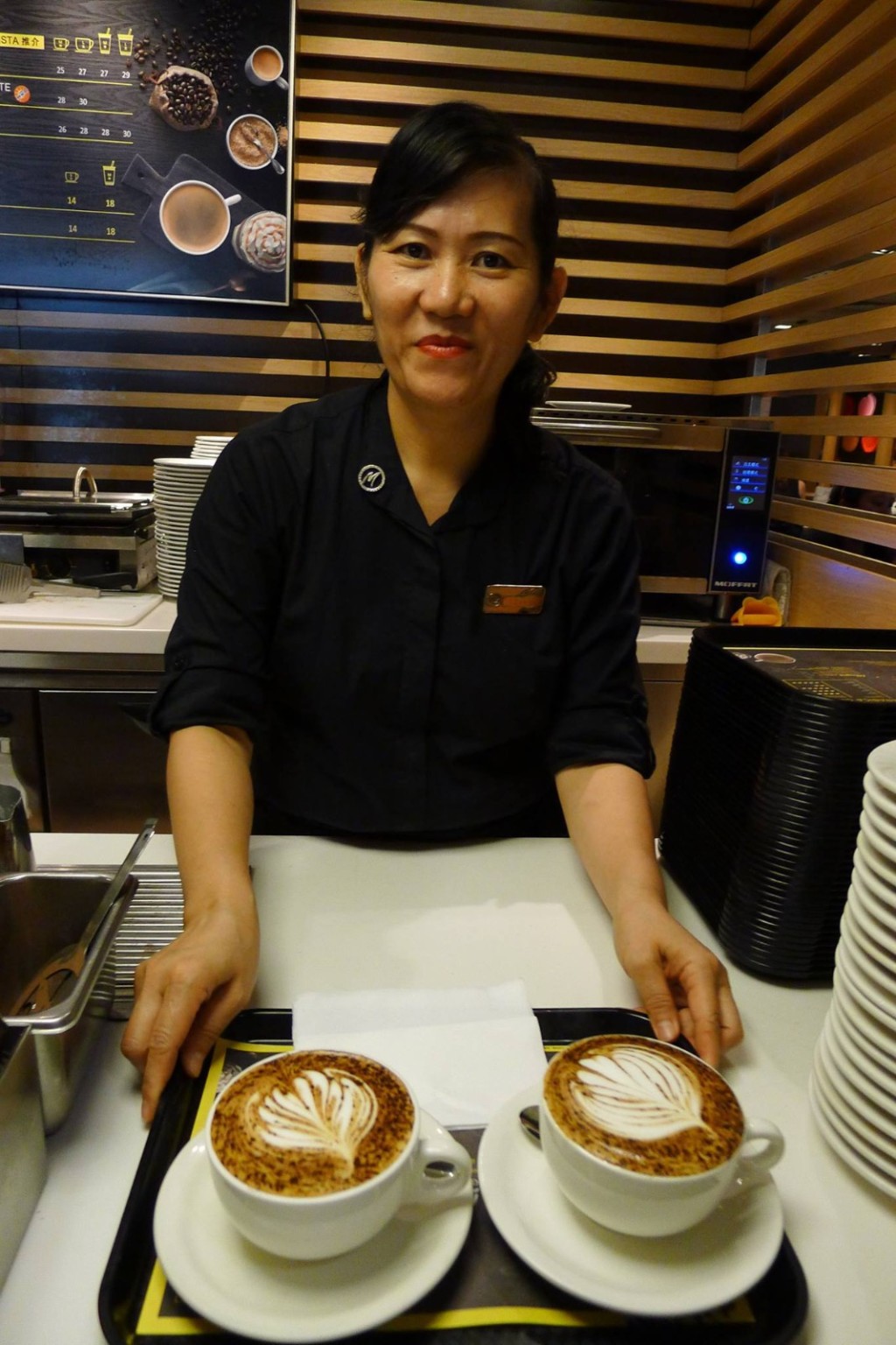 丹姐每日為客人送上溫暖的微笑和咖啡。