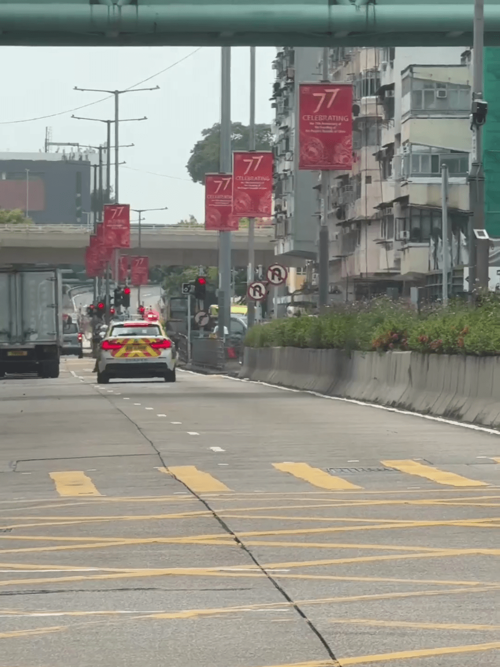 雙方追逐至欽州街西九龍中心外。FB:車cam L(香港群組) 雙方追逐至欽州街西九龍中心外。FB:車cam L(香港群組)